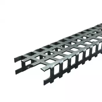 U-Profil aus verzinktem Stahl mit 10x10 mm Quadratlochung in Seitenansicht U-Profil aus verzinktem Stahl mit 10x10 mm Quadratlochung in Seitenansicht